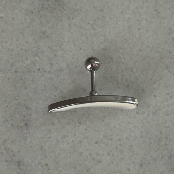 Silver White Arch Large Cartilage Statement Earring
Brand New - Picture 4 of 4